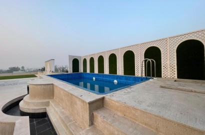 Anand Lok | 800 Sq. Yards | 3rd Floor with Private Terrace