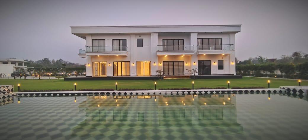 1 Acre Luxury Farmhouse for Sale in Dera Mandi, South Delhi